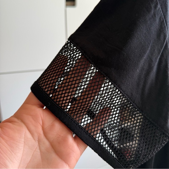 Beautiful Black Mesh Detail Women's Top Size XL - Picture 2 of 3